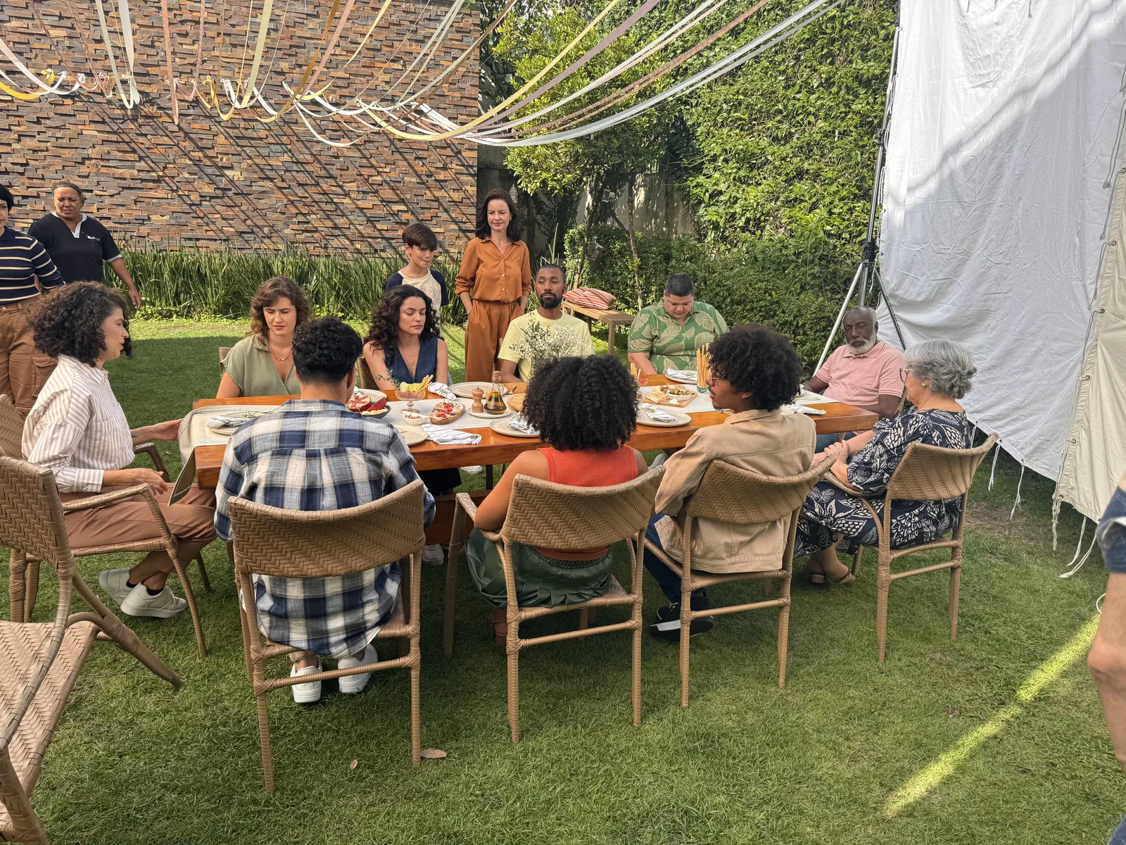 Mesa de aniversário posta no jardim