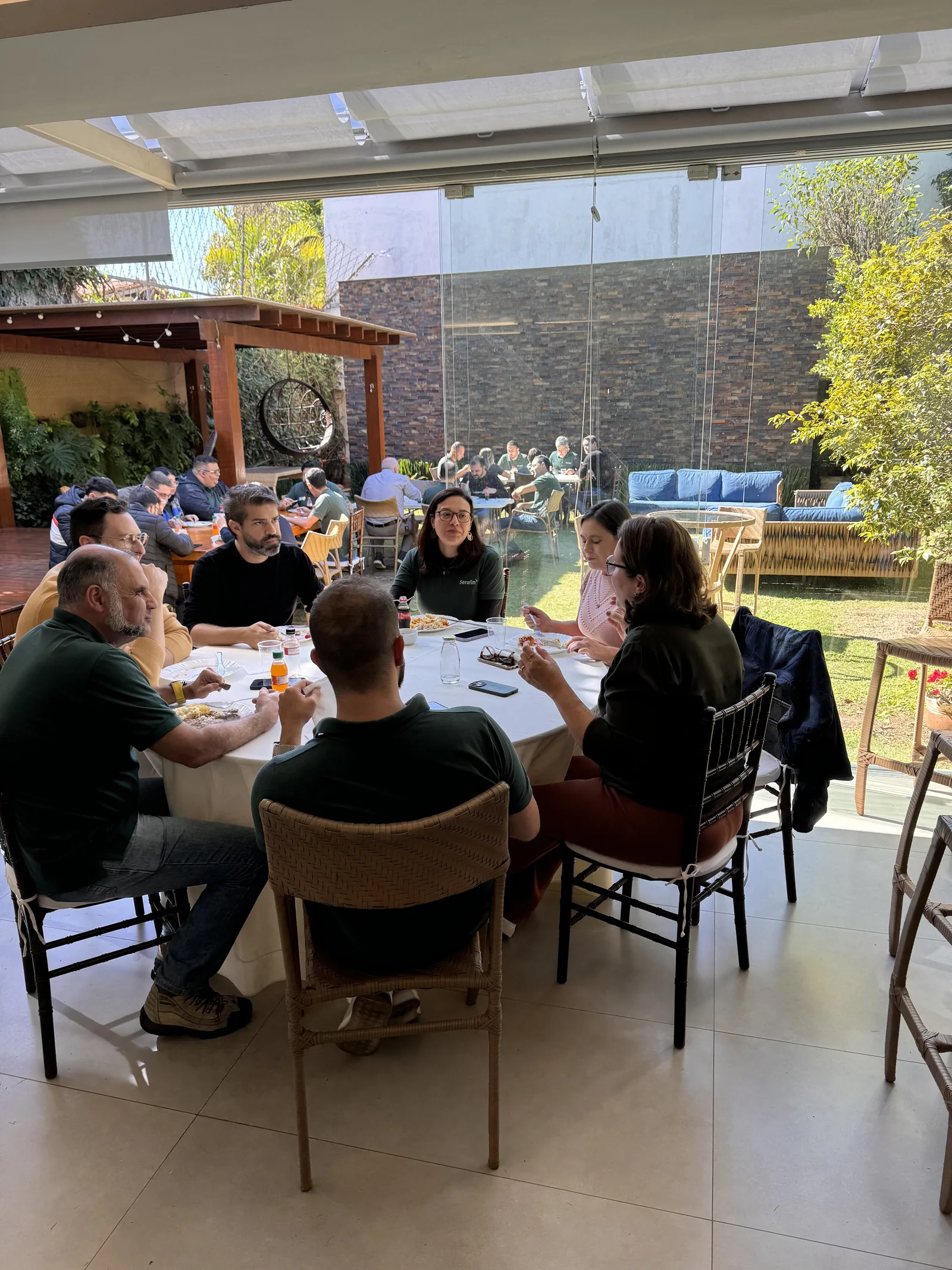Equipe em almoço corporativo no terraço