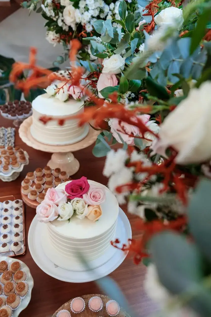 Bolos decorados com flores em celebração