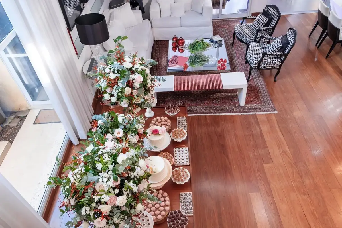 Mesa de doces na sala da casa